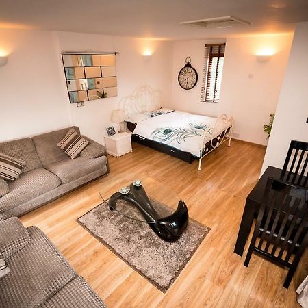 Spring Meadow Apartment Устър Екстериор снимка